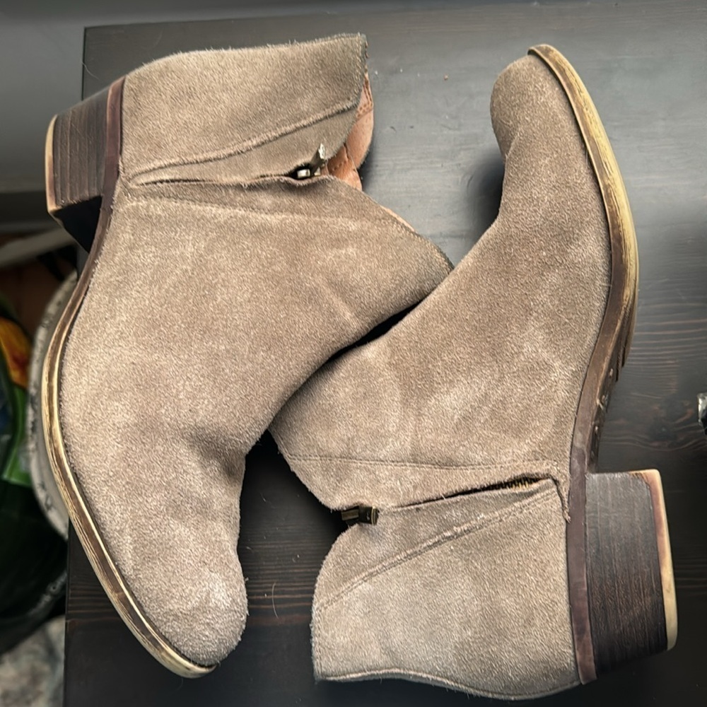 Lucky Brand Brendon taupe suede ankle boots western heels booties Sz 10